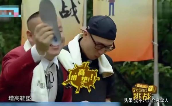 明星身高內卷太嚴重，踩恨天高走紅毯，合影狂墊腳，增高墊好明顯