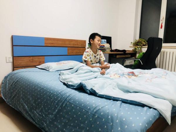 夜晚擁抱著繪睡牧場小夜曲入眠,舒服地在夢中甜笑 夜晚擁抱著繪睡牧場小夜曲入眠,舒服地在夢中甜笑