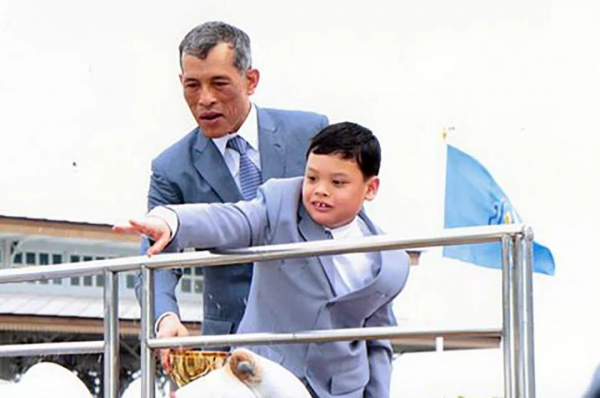 泰國二王妃成宮鬥贏家:4個兒子都比提幫功成才,穿紅裙戴大金錶 泰國二王妃成宮鬥贏家:4個兒子都比提幫功成才,穿紅裙戴大金錶