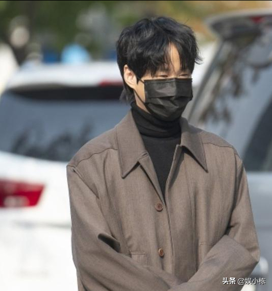 韓國演員李秉憲確診感染新冠！新劇被迫停拍，老婆也中招