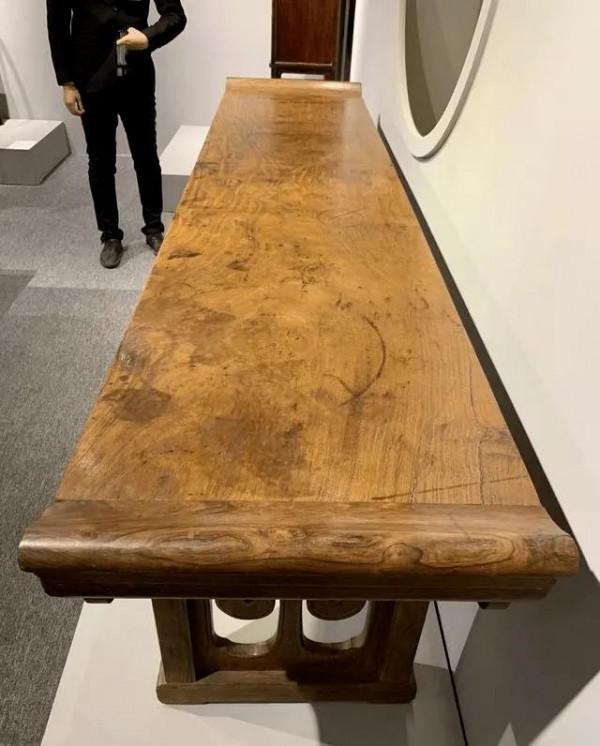 2001年他用1.5萬買下一件小條案，17年後價格漲到2350萬