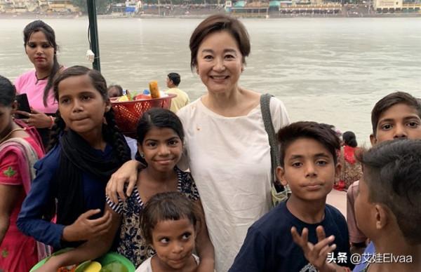 林青霞打卡美術展覽館！67歲穿黑西裝配銀色高跟，企業家站姿搶鏡