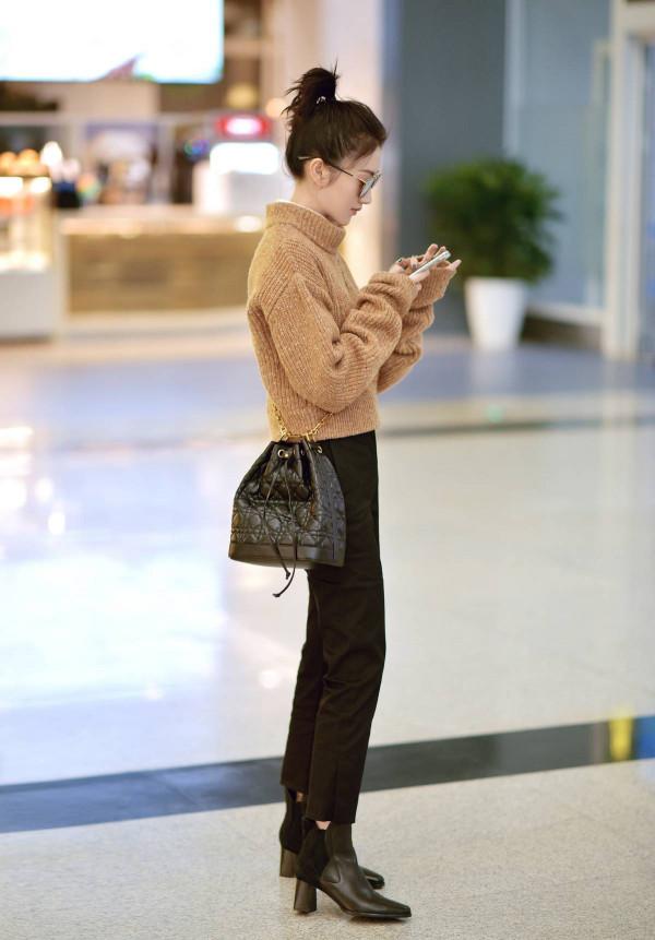 景甜真的又甜又靚，牛油果綠衛衣搭牛仔褲清新感十足，氣質太好