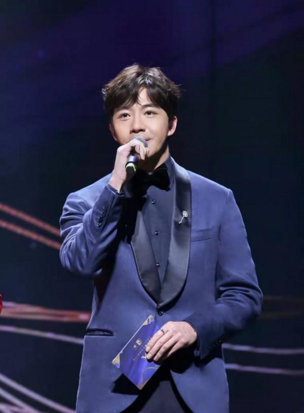 Selina新戀情曝光，與男子挽手同回酒店，網友喊話俞灝明