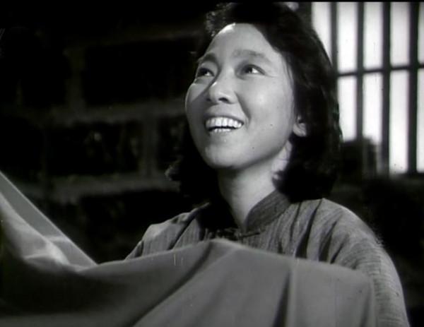 他是於藍之子，也是大導演，曾經深愛兩個女人，如今婚姻成謎