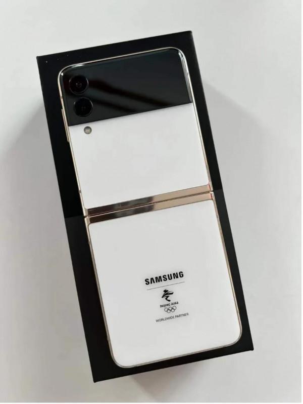 三星Galaxy Z Flip3 5G 奧運紀念版真機圖，超好看