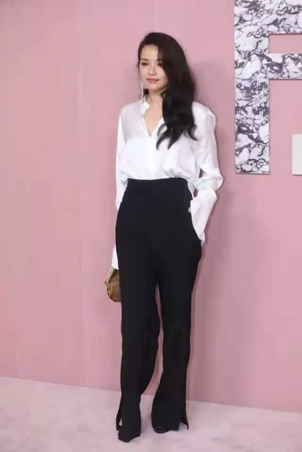 舒淇越保守越高階,穿白襯衫配西裝褲高階大氣,滿滿的國際範 舒淇越保守越高階,穿白襯衫配西裝褲高階大氣,滿滿的國際範