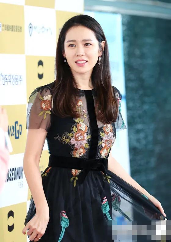 孫藝珍氣質如蘭，笑魘如花，非常喜歡她