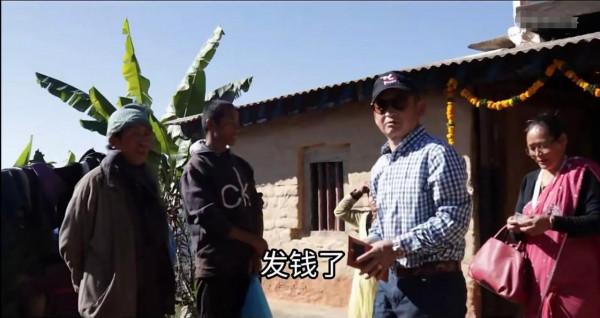 尼泊爾的大富豪開直升飛機回老家，見人給一百，漲見識了
