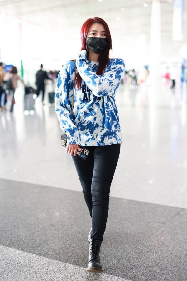 金子涵穿扎染印花衛衣搭配黑色緊身褲，腳踩馬丁靴簡單隨性