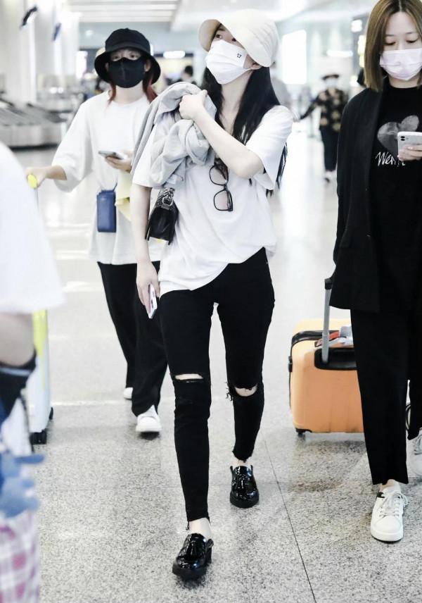 趙露思如此低調!看完了她的機場穿搭,你才會驚呼黑白配真高階 趙露思如此低調!看完了她的機場穿搭,你才會驚呼黑白配真高階