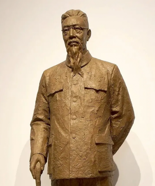 紀峰雕塑札記：鞠躬盡瘁的民主先驅——為馬敘倫先生塑像