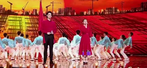 國慶晚會明星造型：劉嘉玲美豔開場，朱一龍寸頭獻唱，劉濤甜美