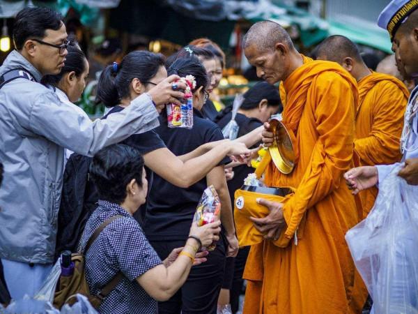 泰國王室的地位有多高？當地華人：遊客見到，不能站著只能蹲著？