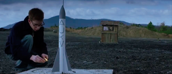 一個高中男孩，透過造火箭獲得獎學金，入大學並走出小鎮的故事