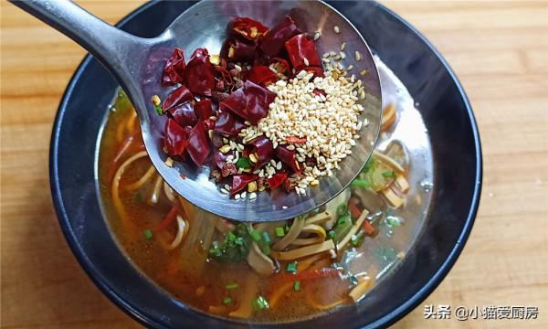 教你做水煮幹豆腐絲，味道麻辣爽口特別開胃下飯，冬天吃特別過癮