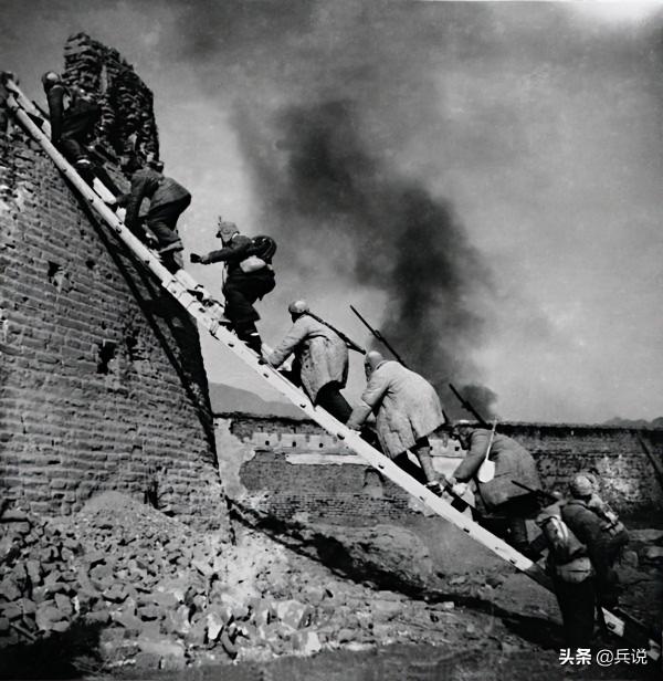 劉伯承俘虜大盜孫殿英，私人物品：26根金條，一柄隨身古劍