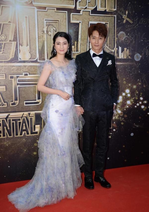 無濾鏡的洪欣有50歲的感覺，和老公同框似兩代人，但優雅絲毫不減