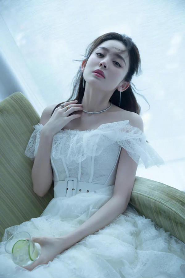 娜扎精緻的容顏，絕美的五官，妖媚的身材，無不不觸動我的心絃