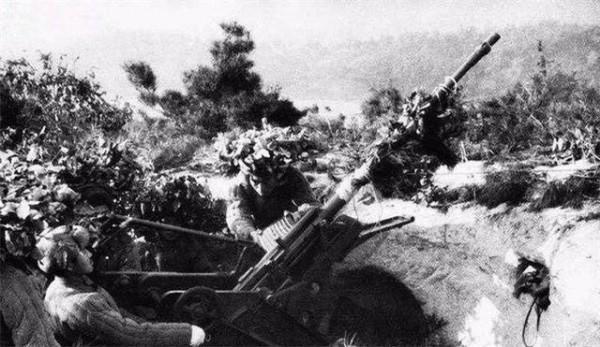 新四軍掉進日軍包圍圈，突然來兩人相救