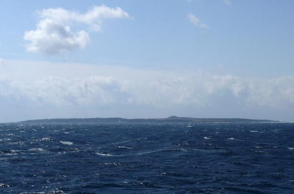 大隅海峽中的馬毛島，曾是日本第二大無人島，被改造成陸基航母