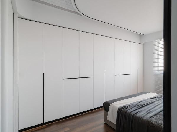 陽光明媚，灰白相間的公寓