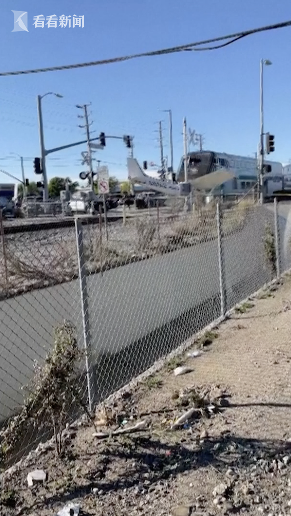 飛行員迫降鐵軌獲救 下一秒飛機被疾駛火車撞斷 飛行員迫降鐵軌獲救 下一秒飛機被疾駛火車撞斷