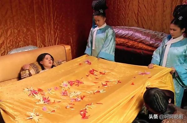 甄嬛傳：甄嬛生雙生子為什麼金被單撒花？生朧月卻紅被單沒花？