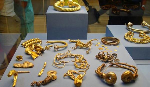 挖出“維京海盜寶藏”，兩男子貪心偷賣，被逮捕判刑