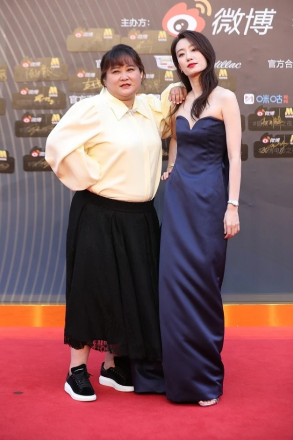 賈玲難得認真打扮一下,穿裙子走紅毯,看她擺pose畫風就變了 賈玲難得認真打扮一下,穿裙子走紅毯,看她擺pose畫風就變了