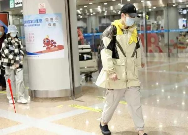 小瀋陽夫婦復出撈金,小瀋陽一身潮牌價值不菲,沈春陽髮型有點亂 小瀋陽夫婦復出撈金,小瀋陽一身潮牌價值不菲,沈春陽髮型有點亂