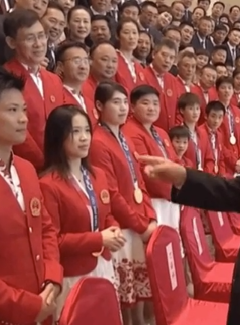 全紅嬋真的有社交牛逼症吧,合影靠在鞏立姣手臂上,特別可愛 全紅嬋真的有社交牛逼症吧,合影靠在鞏立姣手臂上,特別可愛