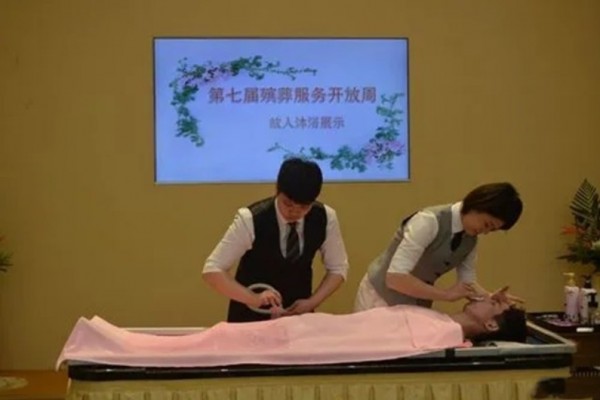 不能用手直接觸控身體，入殮師：與鬼神無關，即便是親人也不可以