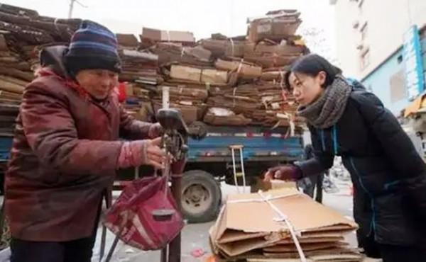 老人收養殘疾女孩25年,撿廢品供她上學,如今是國家二級運動員 老人收養殘疾女孩25年,撿廢品供她上學,如今是國家二級運動員