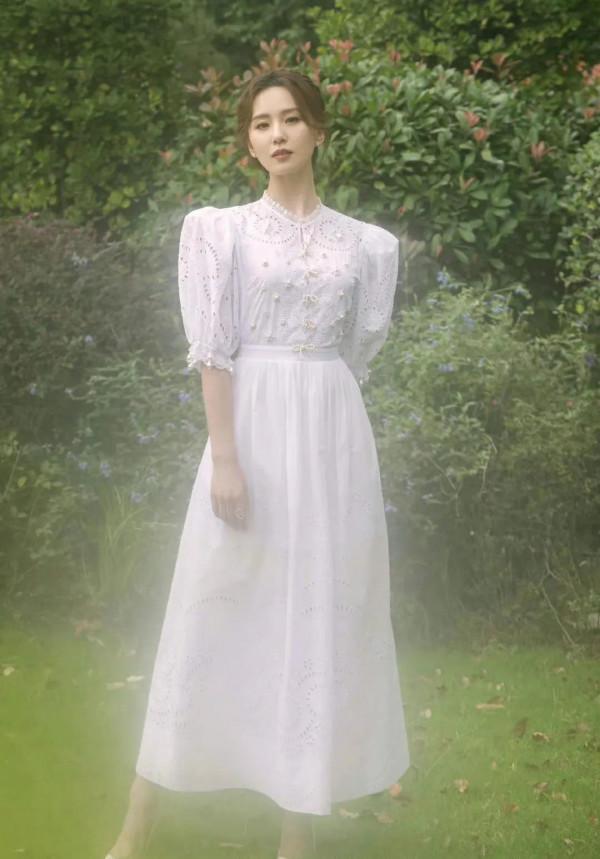 仙女本仙：劉詩詩純白鏤空泡泡袖長裙
