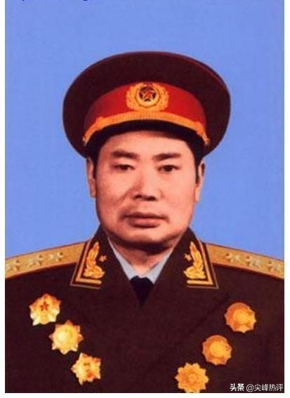 1979年，歷史重大轉折之時，鄧公辭去總參謀長職位，誰來繼承？