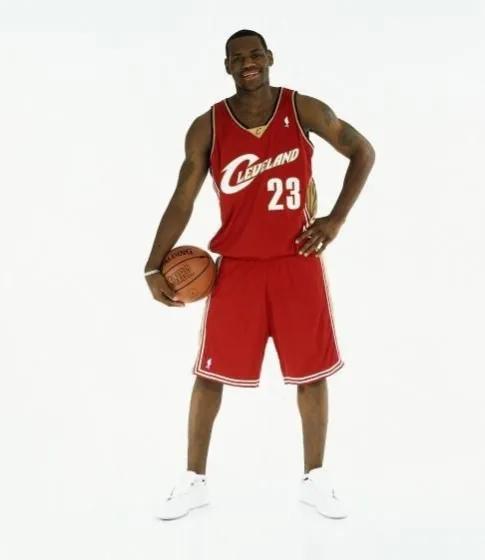 為什麼科比比詹姆斯瘦很多,但是卻能背打得動詹姆斯? 為什麼科比比詹姆斯瘦很多,但是卻能背打得動詹姆斯?