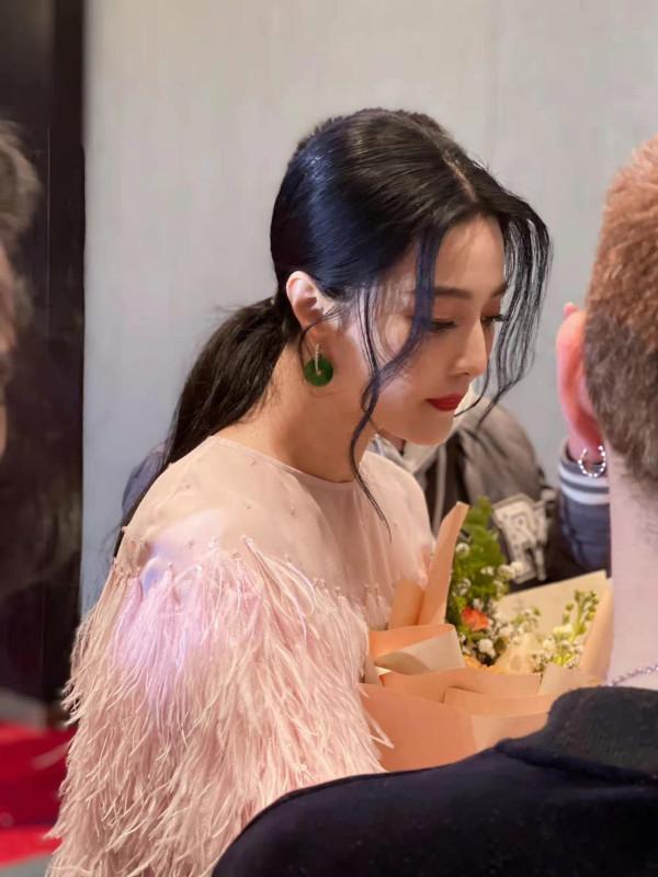 范冰冰高調出席活動成人氣王！穿粉色羽毛裙明豔四射，新造型封神