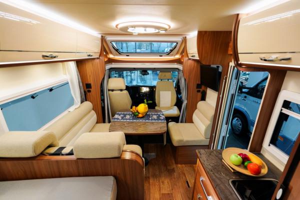 妥妥的進口車，多種佈局風格隨意發揮，朗宸T60環形沙發版房車