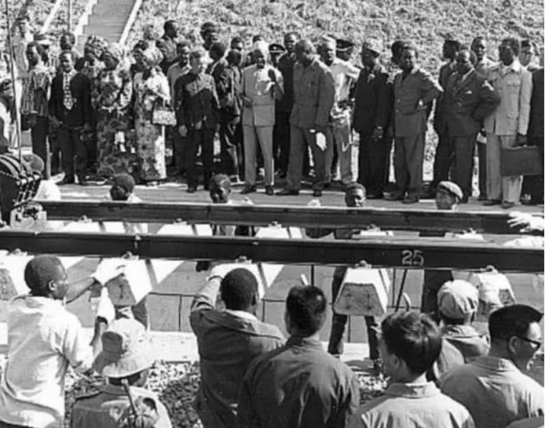 毛主席會見坦尚尼亞總統尼雷爾，閒聊時開玩笑：你們那野獸很多吧