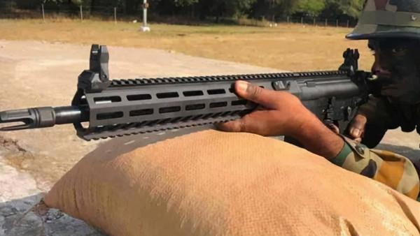 狗都不用，解放軍繳獲印度國產步槍，做工粗糙效能差勁