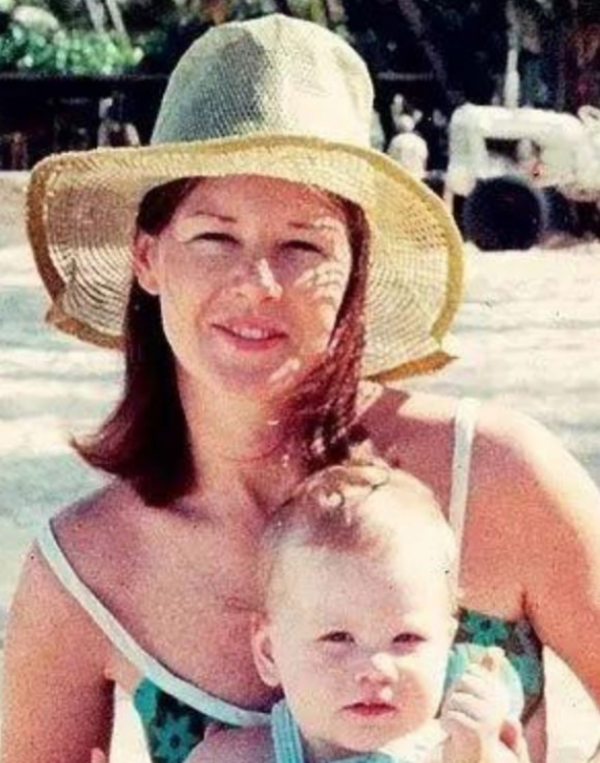 戴安娜露背裙迷人，29年前同框妮可也不輸，美人命運相似結局不同