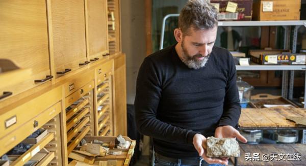 同屬太陽系，為何地球上的鐵丰度，與其他天體顯著不同？