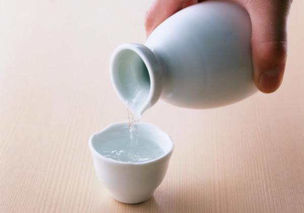 吃晚飯時，長期喝點“白酒”的人，身體會怎樣？