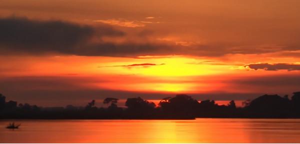 非洲玩命貨船,在剛果河上載2000人,隨時都要翻船 非洲玩命貨船,在剛果河上載2000人,隨時都要翻船