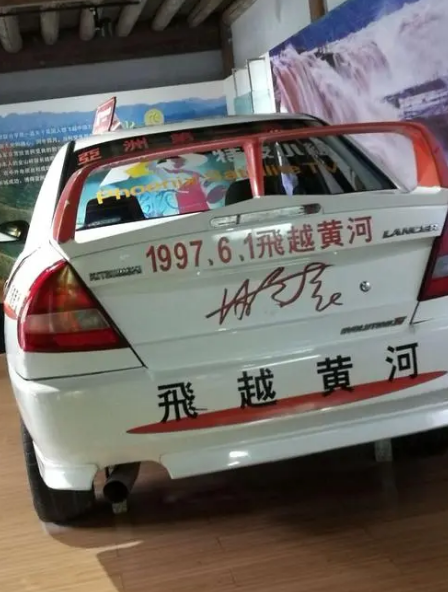 飛越黃河的柯受良地位有多高？張學友出錢治喪，劉德華為其女送嫁