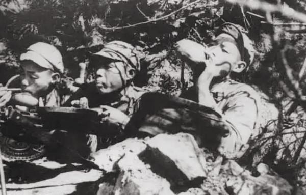 建國後,開國中將榮歸故里,見跛腿哥哥在門口迎接,頓感不妙 建國後,開國中將榮歸故里,見跛腿哥哥在門口迎接,頓感不妙