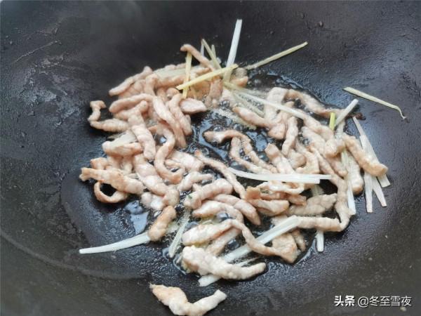這5種食材放到一起炒，是北方的一道經典下飯菜，節日家宴受歡迎
