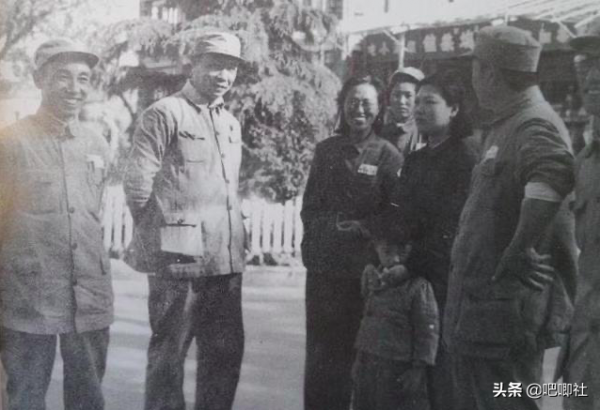 這位縱隊司令因病休養1年多，再回部隊，職務被替代，出任參謀長