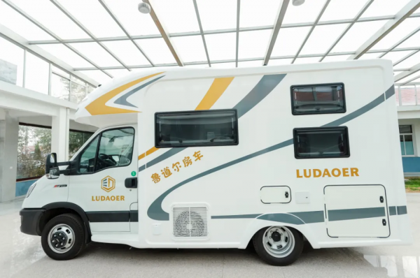 魯道爾依諾巴赫版 國六依維柯 實木傢俱&plus;航空商務座椅&plus;48V電路系統